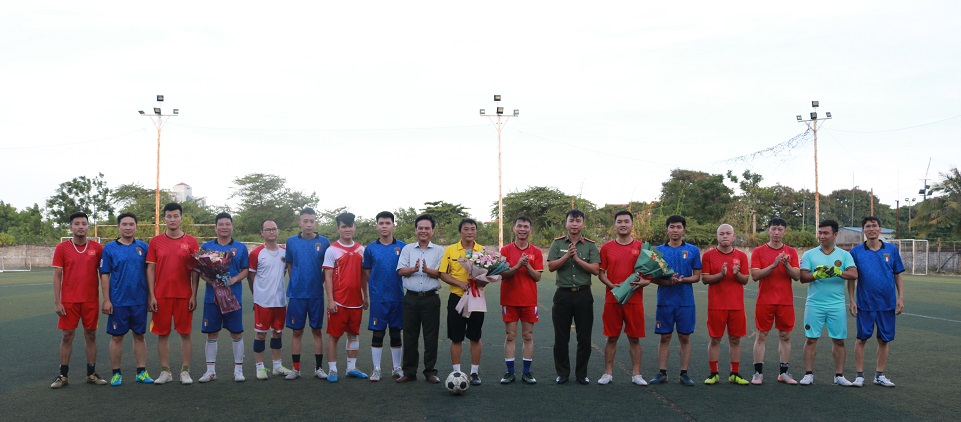 Phòng Tham mưu CATP & Công an quận Kiến An: Giao lưu bóng đá chào mừng thành công Đại hội Đảng